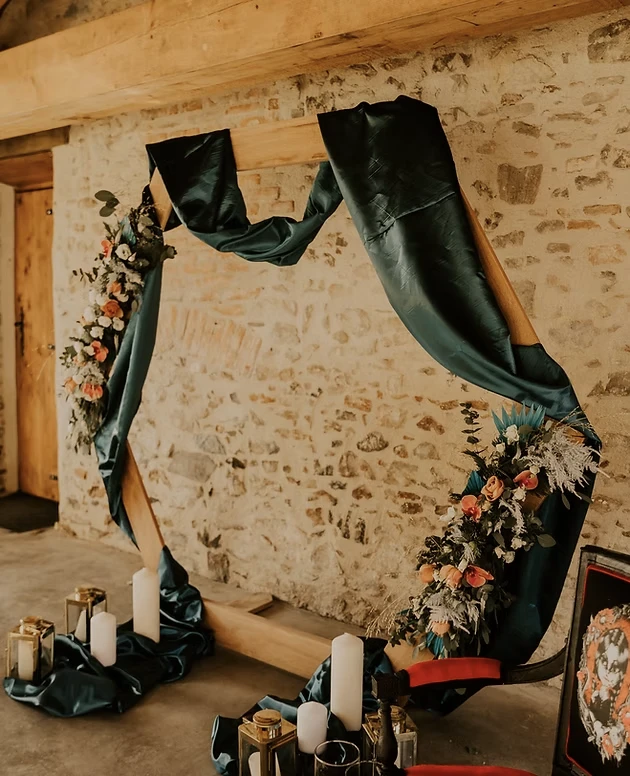 Arche hexagonale en bois à louer pour votre mariage en Vendée