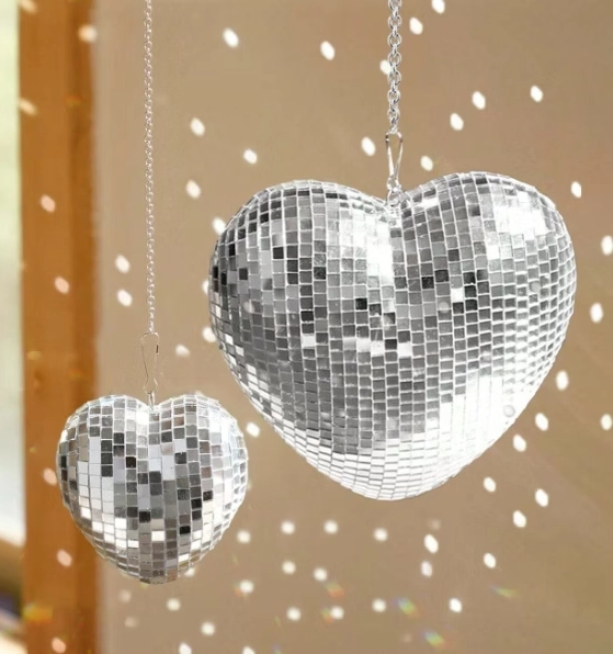 Location Boule à facettes cœur pour votre événement en vendée