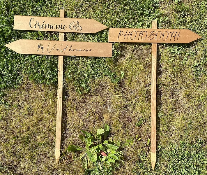 Flèches directionnelles en bois avec les inscriptions "Cérémonie", "Vin d'honneur" et " Photobooth"