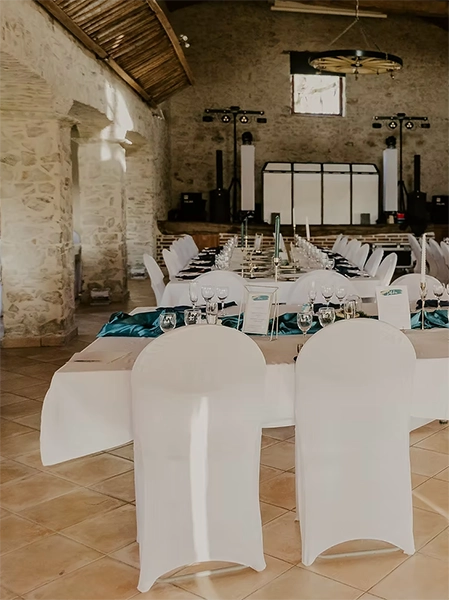 Housse blanche pour chaise à louer