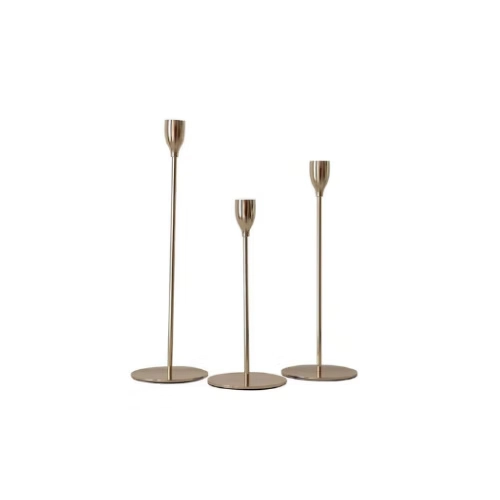 Lot de trois chandeliers dorés de différentes tailles à louer pour votre événement en vendée