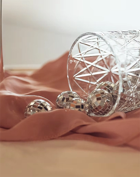 Mini boules à facettes en location dans un verre à whisky