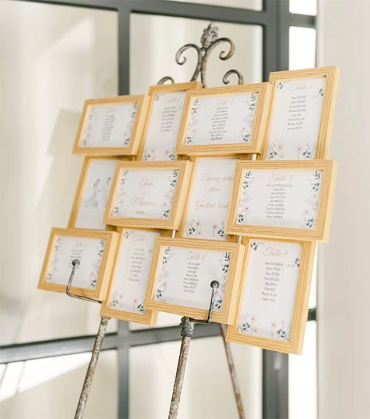 Panneau à louer avec plusieurs cadres en bois pour le plan de table