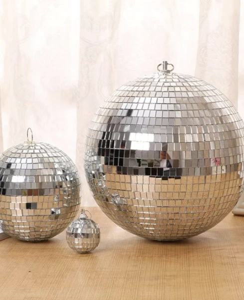 Boules à facettes de différentes tailles à louer