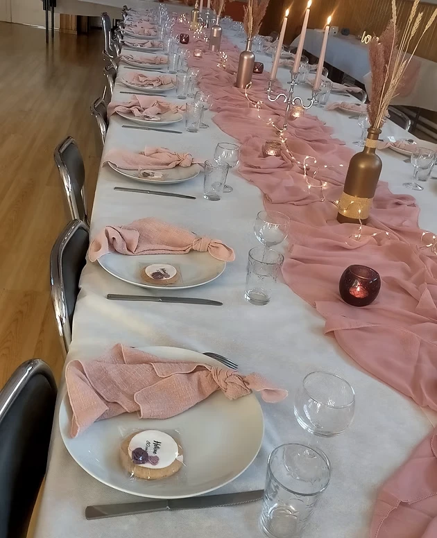 Chemin de table rose en tissu à louer